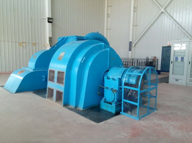 60Hz Frekanslı 10kV Pelton Turbine Jeneratörü dökme demir / paslanmaz çelik inşaat hava / yağ soğutması