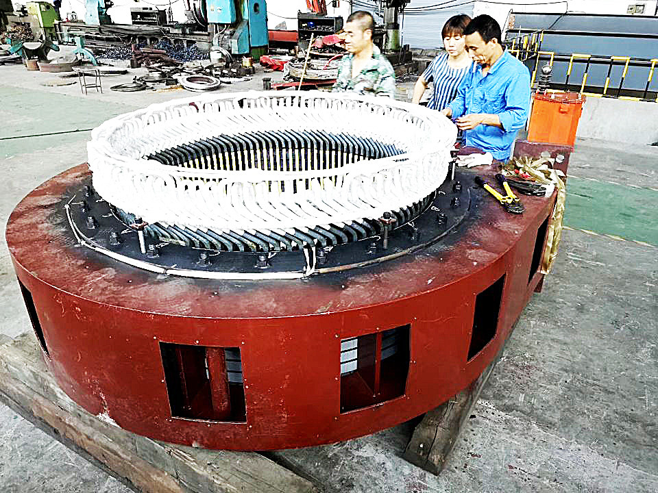 200kW-20MW fırçasız su türbünü 50Hz/60Hz İç / Dış İşlem için Özel