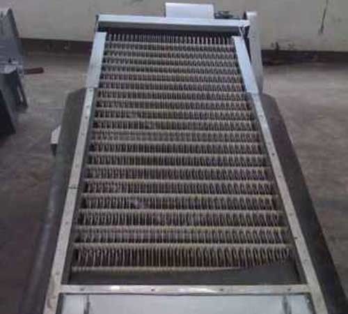 0.5 ila 3 Metre Raf Genişliği Uyumluluğu ve Otomatik veya Manuel Kontrol için Yüksek Mukavemetli Çelik Korozyona Dayanıklı Bileşenlere Sahip Endüstriyel Temizleme Makinesi