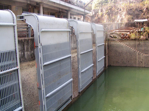 0.5 ila 3 Metre Raf Genişliği Uyumluluğu ve Otomatik veya Manuel Kontrol için Yüksek Mukavemetli Çelik Korozyona Dayanıklı Bileşenlere Sahip Endüstriyel Temizleme Makinesi